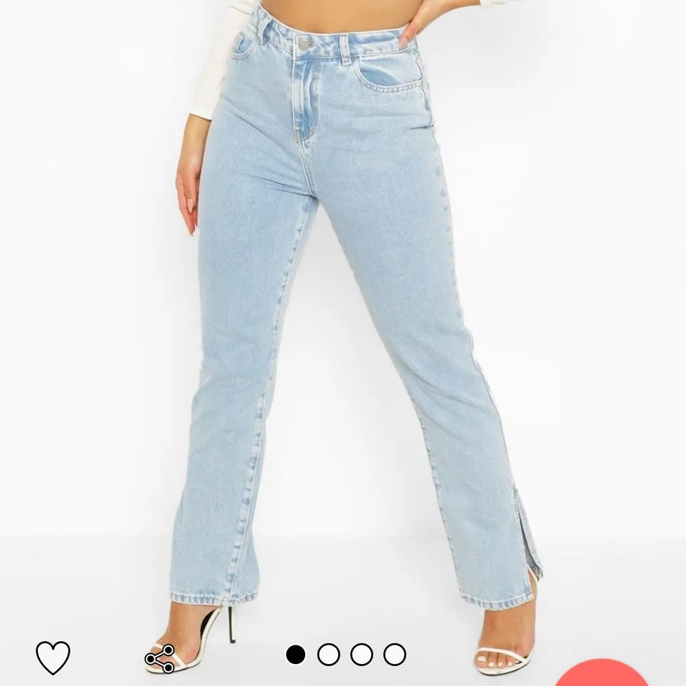 Säljer dessa ljusblå jeans med slits vid foten. Storlek 34, 160kr+frakt. Dom är i petite modellen alltså lite kortare och passar mig bra som är 160cm. Jeans & Byxor.
