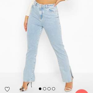 Säljer dessa ljusblå jeans med slits vid foten. Storlek 34, 160kr+frakt. Dom är i petite modellen alltså lite kortare och passar mig bra som är 160cm