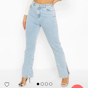 Jesns - Säljer dessa ljusblå jeans med slits vid foten. Storlek 34, 160kr+frakt. Dom är i petite modellen alltså lite kortare och passar mig bra som är 160cm