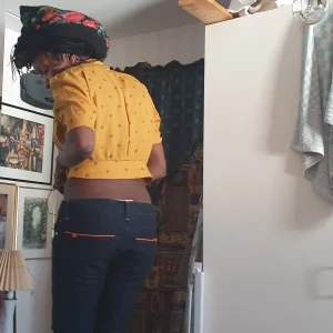 Byxa  - Säljer den har boy to girl byxa som jag köpte I kanada och den är Canada märke den är I jätte bra skick och ser ut som ny. Passar 30_32.Finns fler bilder och jag vill bara ha bud eftersom jag glömde hur mycket köpte den.Den sitter sombuggy och camera tar inte bra bild.den at svart.