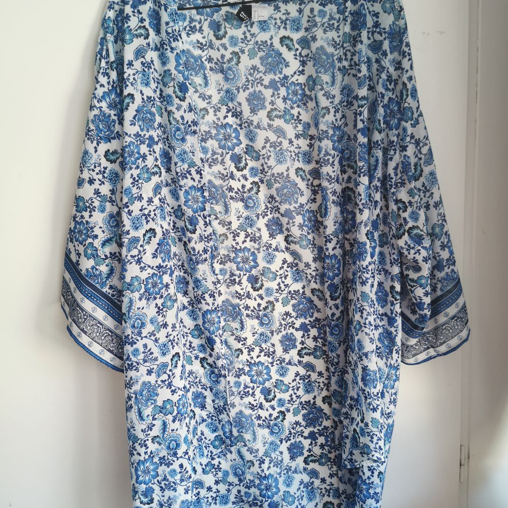 Blå blommig kimono. H&M storlek L. Använd 1 gång. 30kr.. Blusar.