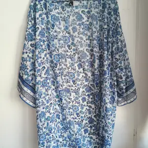 Blå blommig kimono. H&M storlek L. Använd 1 gång. 30kr.