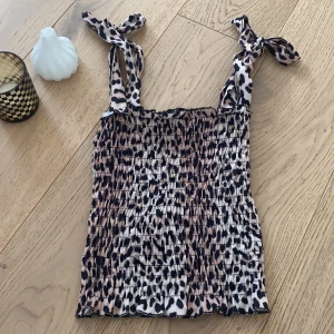 Gina tricot leopard top  - Svin snygg topp och perfekt till sommaren. Använd ett fåtal gånger, säljer pga för liten, storlek xs, köparen står för frakten, köpte för ca 200kr och säljer för 50kr.