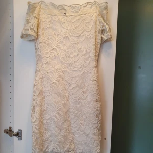 Off-shoulder klänning - Köparen står för frakten.