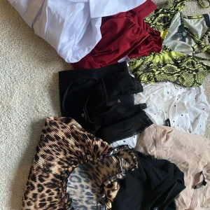 Toppar (s), hm set (s) Nike tights (xs)  - Allt är i fint skick, priset är per plagg! Betalning sker via Swish 