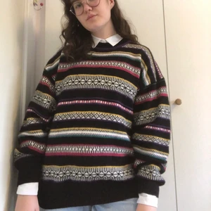 Stickad tröja  - Vintage stickad tröja i ullblandning. Storlek L. Sticks lite, men super fin med en skjorta under. Perfekt nu när det är kallt ute. Frakten är inräknad i priset. Vid fler intresserade blir det budgivning. 