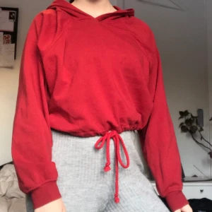Röd hoodie xs - Röd hoodie från HM som går att knyta i midjan