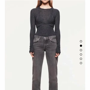 Grå jeans från Zara - Säljer dessa gråa jeansen från Zara. Aldrig använda! 