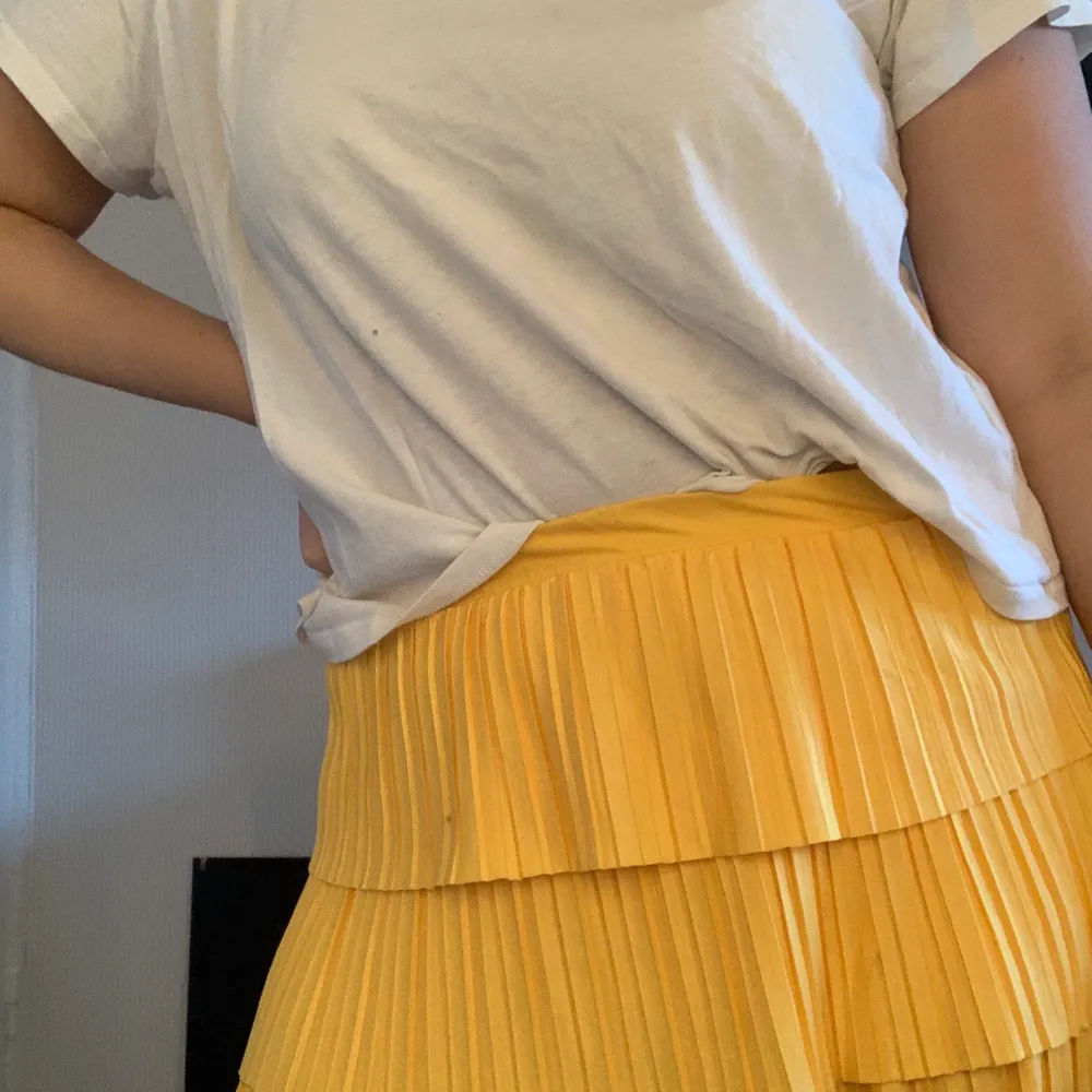 En jättefin gul kjol från zara🌸 endast använd 1 gång!! . Kjolar.