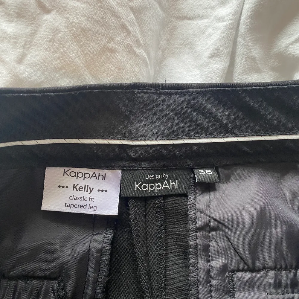 Säljer dessa snygga kostymbyxor i strl 36, de är från Kappahl & är i väldigt bra skick. De är knappt använda! Köparen står för frakt (80kr) eller så möts vi upp i malmö!. Jeans & Byxor.