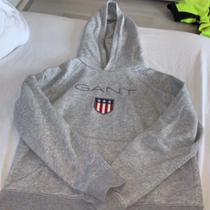 Gant hoodie grå (tjej) - Hejsan!  Jag säljer denna gant hoodie. Kommer ifrån kidsbrandstore bär storlek 170 som är S. Inga fläckar eller något konstigt! Skriv för intresse man kan gärna buda och sänka priset om man vill!❤️❤️ //Amanda