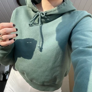 Grön hoodie - Lite kortare hoodie. Finns mjukisbrallor till i samma färg om nån skulle vara intresserad. 