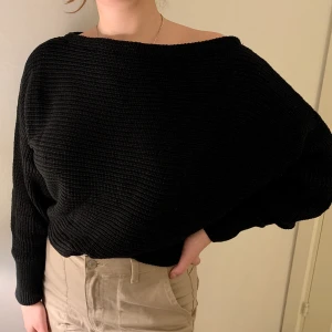 Svart stickad offshoulder NA-KD strl M - Svart stickad offshouldertröja från na-kd i storlek M. För referens är jag vanligtvis S/M i tröjor. Skulle nog passa en S-L beroende på önskad passform. Använd 1 gång, nypris 299kr, säljer för 50kr (+ frakt) Går att köpa tillsammans med samma tröja i vit, då för 100kr (+ frakt) totalt. (Samma fraktkostnad)