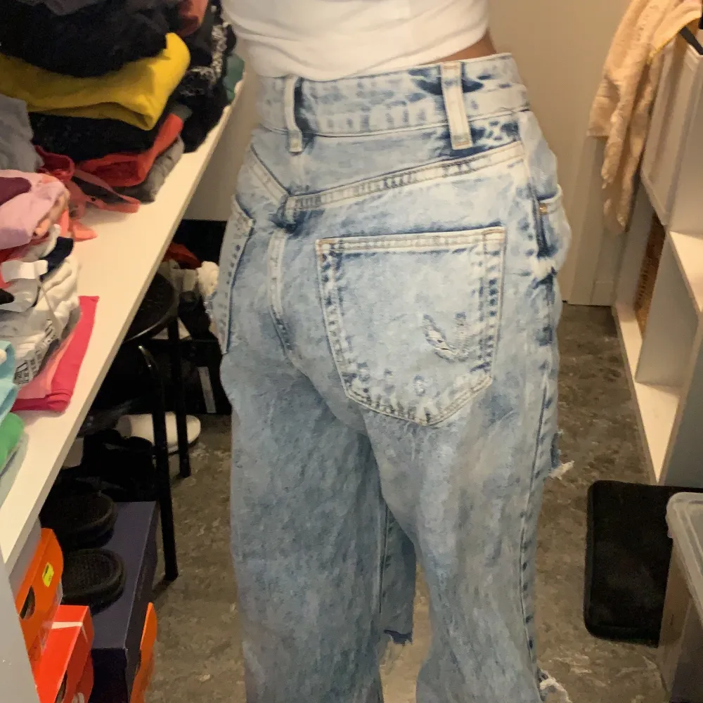 Nu säljer jag ett par Bershka jeans😊! Strl 32, alla strl är slutsålda på hemsidan. Jätte bra skick, har knappt använt de. jag är ungefär 149/150 så jeansen passar för de som är ungefär 150 / 155 😊. Jeans & Byxor.