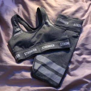 Stronger set stl Xs - Helt nya stronger sport bh och tights, aldrig använt. Stretchigt material och som nytt, inga defekter. Säljs inte separat. 350+Frakt för både tightsen och sport toppen. Nypris ligger på ca 1100kr. Skriv till mig angående frågor eller funderingar💗 