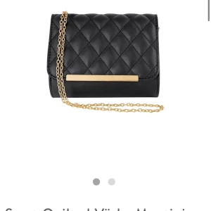 Väska - Den här fina väskan har jag använt 1 gång köpte den från ur och pen och kommer aldrig att använda den heller så hoppas den kan komma till användning nån anan stans jag tar 40 kr för den