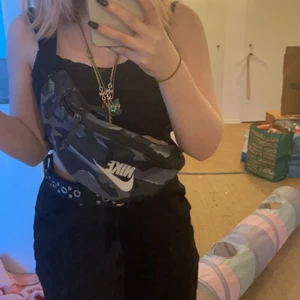 Nike midjeväska - Nyskick! Har reglerbara band så man kan ställa in storlek, går även att ha på olika sätt! Frakt ingår ej:)