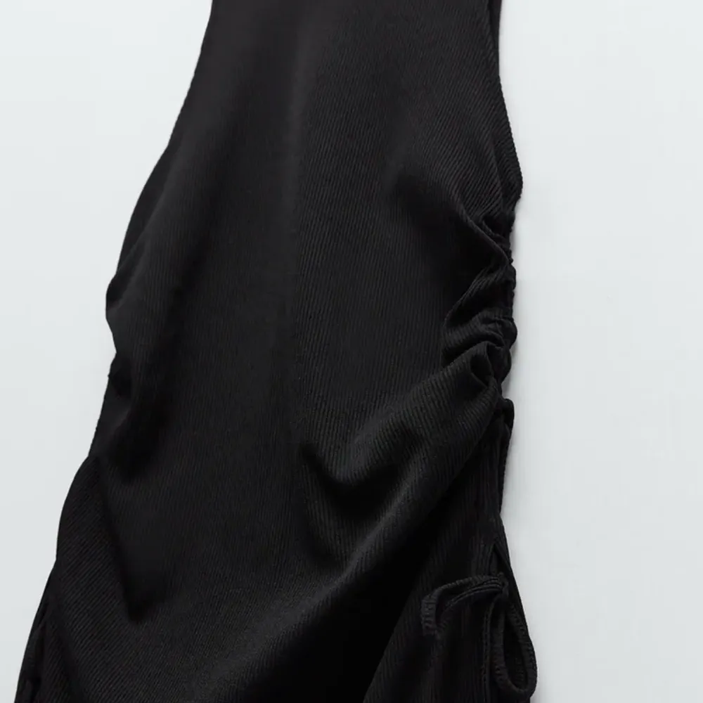 Ett helt nytt ribbstickat linne från Zara som jag använder som en klänning! Jättefin, går att justera längden i sidan! Passar xxs-s! Råkade beställa två stycken.. Klänningar.
