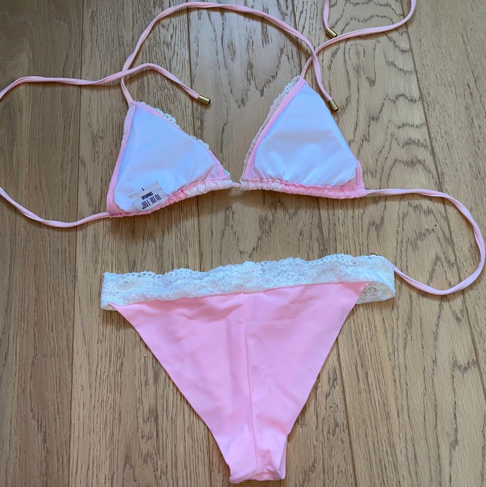 Rosa bikini med vita spets detaljer, super fin när man är brun. Märket är ”To die for swimwear” & både över & underdel är i storlek S. Använd 1-2 ggr & såklart tvättad! Pyttelite noppig vilket kan ses på bild 3 men inget som syns när den är på! Frakt ingår i priset.. Toppar.