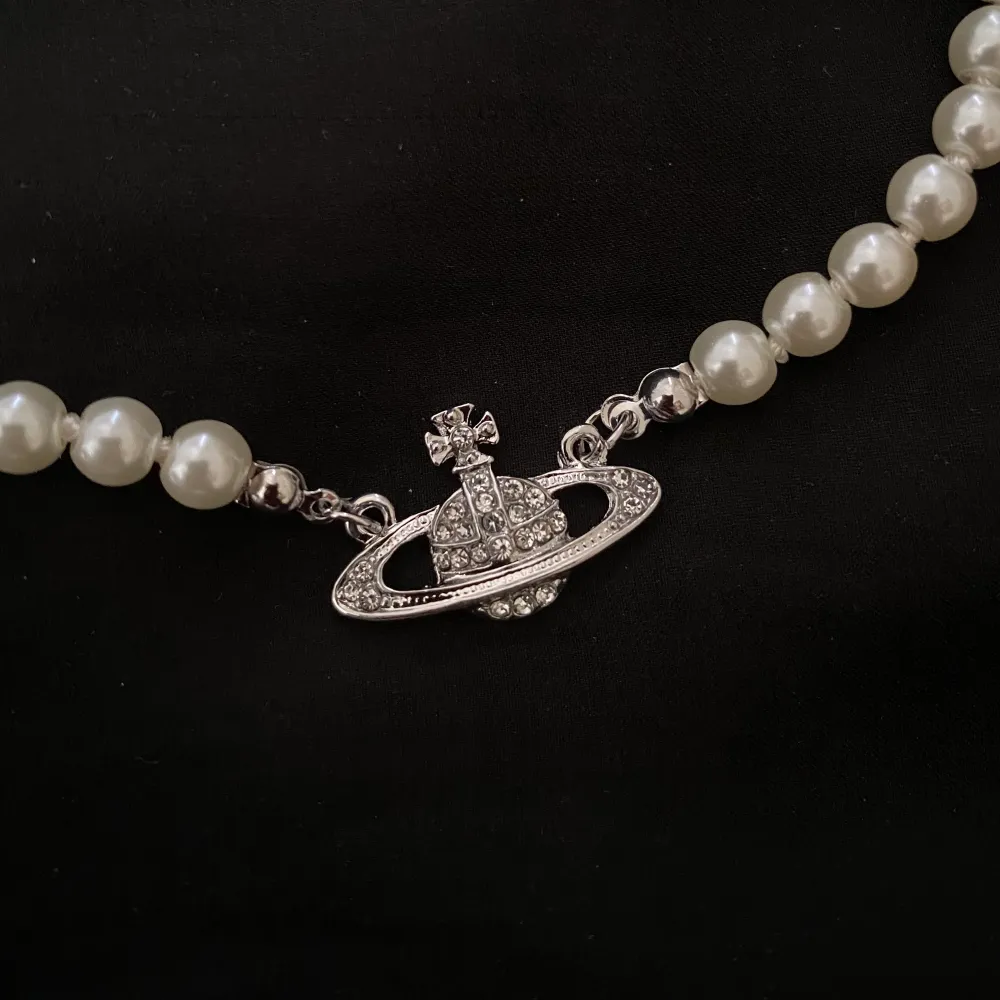 Säljer vivienne westwood halsband (kopior) i silver för 100kr/st då jag av någon anledning fick hem 20st fast jag bara beställde en. Köparen står för frakten, först till kvarn!💕 (säljer 15st av dem och har 5st kvar). Asusteet.