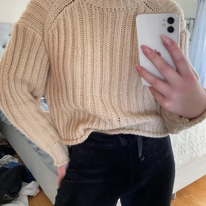 Beige stickad tröja  - Varm och skön tröja med polo, köparen står för frakten💕