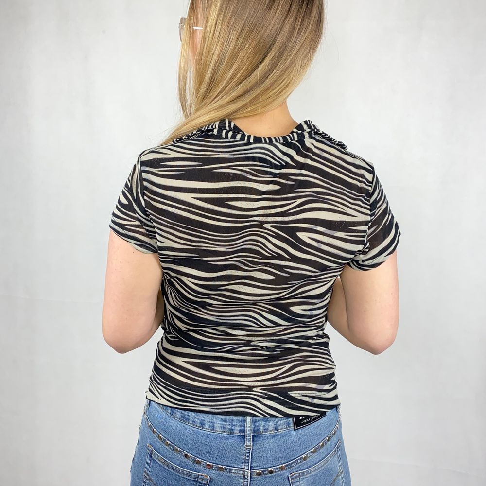 Zebra print mesh polo i tunt tyg. Lite genomskinlig! Från Daily Women, storlek L. Modellen använder storlek S/M och är 169cm. I toppenskick! Polon har knappar så den kan knäppas upp. Kolla gärna måtten. Axeln till axeln 39cm, längd 61cm och byst bredd 40cm. Spårbar frakt på 66kr är inräknad i priset och SafePay tar 10% av betalningen. Tyvärr kostar det lite extra då jag alltid kommer skicka spårbart och ta safepay för bådas säkerhet. T-shirts.