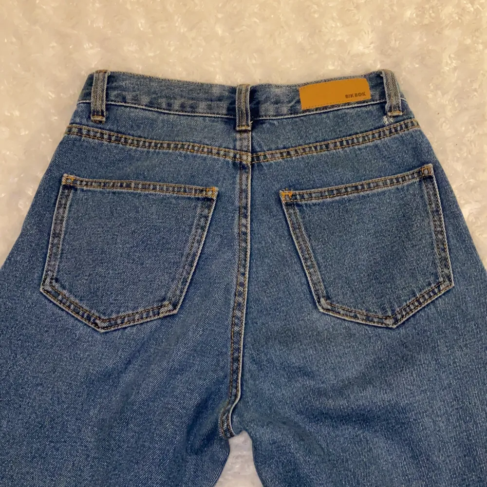 Superfina högmidjade mom-jeans från Bikbok i storlek XS 💜💜 Väldigt bekväma att ha på sig! Jeansen är i mycket fint skick och är använda fåtal gånger, säljer då jag inte kan ha dem längre :( Samfraktar gärna med andra plagg och betalning sker via Swish <33. Jeans & Byxor.