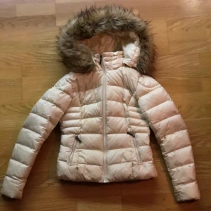 rockandblue damjacka stl. 36 - Off white, varm dunjacka från ”ROCKANDBLUE”, inget synligt slitage, men lite solkig i ärmslut (mest på insidan). Ny pris ca. 2500kr. Kontakta för bättre bilder