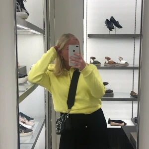 Gul sweatshirt  - Köpt på bikbok, säljes pga kommer inte till användning! Frakt tillkommer🤍💜