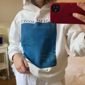 Vit hoodie - Söt hoodie med monet målning på! Superbra skick💕 Budgivning eftersom det är många intresserade! Bud på 155 eller köp direkt för 230:)