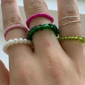 Ringar i olika färger - Simpla ringar i olika färger vad som önskas, jag har många fler färger än de på bilden så om ni vill ha andra är det bara att fråga💕 om ni vill ha ringar som ja inte har lagt upp är det bara att fråga så får vi se vad jag kan göra💕