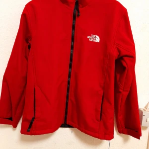 The Northface jacka  - Säljer en jacka av märket The Northface i strl M och passar mig som har storlek 38. Begagnad, men i topp skick!
