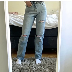 Håliga jeans från Asos  - Säljer dessa super fina slitna jeans med hål från asos pågrund av att de inte kommer till användning! 150+ frakten (bilden är lånat)