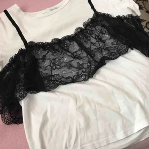 T shirt  - En väldigt fin tröja från Zara som jag inte använder längre. Tröjan kostar 50kr och om jag ska posta den så får man betala lite mer.☺️