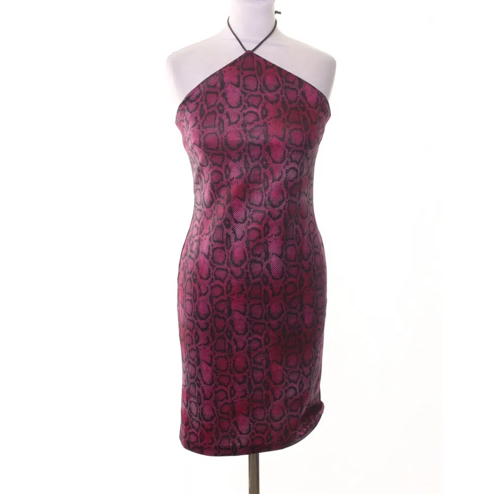 Snake dresssss Cute dress with cherry pink snake pattern. Size XS (Bust 82 cm, Waist 63 cm, hip 88cm) Brand Miss Shop. Klänningar.