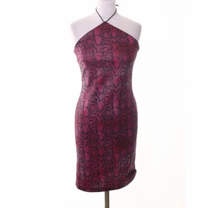 Klänning  - Snake dresssss Cute dress with cherry pink snake pattern. Size XS (Bust 82 cm, Waist 63 cm, hip 88cm) Brand Miss Shop