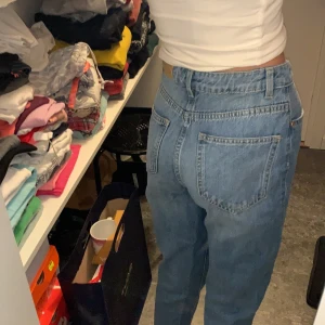 Lindex jeans - Hej! Nu säljer jag ett par lindex jeans. De har tyvär blivit för små. Strl 140. Har ej använt de, nyskick😊 Orginalpris 300.