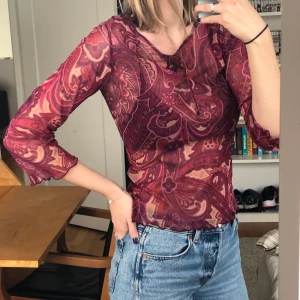 Trendig mönstrad tröja - Trendig mesh tröja i röd/lila nyanser. Strl M men jag har vanligtvis strl S och den passar bra på mig. Säljer den för 140 kr elr högsta bud:) 
