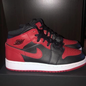 Jordan  - Säljer dessa Jordan 1 mid! Dom är i storlek 38,5 och är helt nya☺️