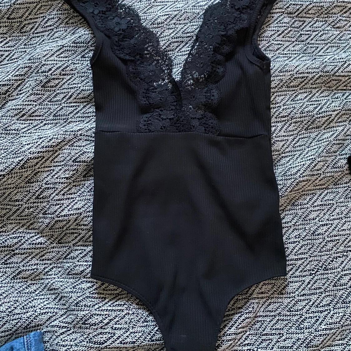 Body med djup rygg och spets