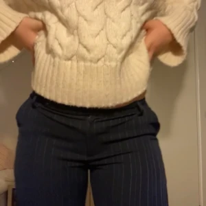 randiga kostymbyxor  - superfina randiga kostymbyxor köpta på humana, lite tajta för min smak bara ! lågmidjade och raka ben ! jag är 168 cm lång. fråga för mer bilder osv, köparen står för frakten 🥰