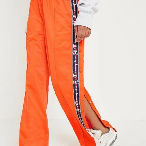 Championbyxor orange - Strl L passar som M kan knytas åt. Jag är vanligtvis strl s/m och är 175 cm lång.