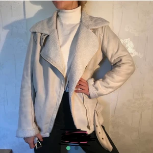 Beige jacka✨ - Säljer denna fina jacka som köptes här på Plick!✨ Fin beige färg på jackan! Storlek M men passar en XS/S/M beroende på hur man vill att den ska sitta🤎 Fraktas!!
