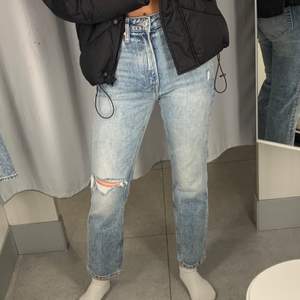 Jätte snygga jeans från hm i stilen vintage slim. Just denna färg finns inte att köpa längre, nypris 499kr. Jag är 164. Frakt tillkommer på 66kr ❤️