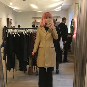 HPOwoman Kappa - Sjukt snygg fejkläder kappa i en fin beige färg. Jag har 36/38 och är 164 cm lång, ni ser på första bilden hur det ser ut :) Ända kruxet är att den är lite riven på ena armen, det drar jag bort i priset.