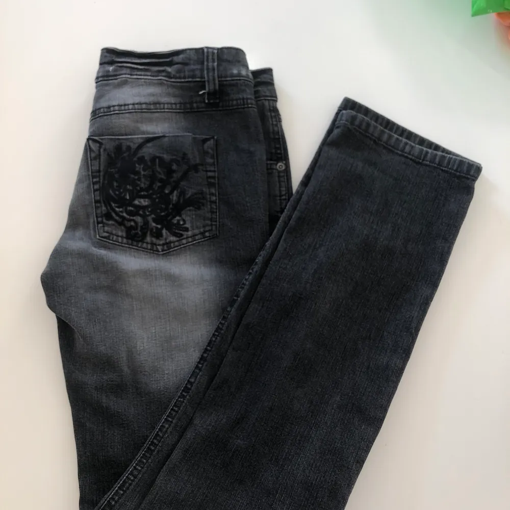 Säljer mina lågmidjade jeans💞 Tror att storleken är W38 L34 om jag fattade den rätt, jag är dock 170 cm lång och de sitter bra på mig!💖 Köparen står för frakt🤩 . Jeans & Byxor.