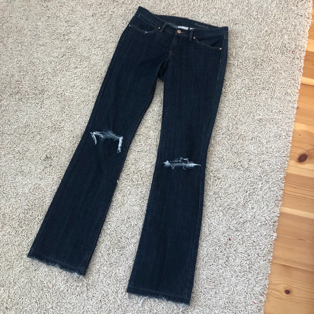 Low waist bootcut jeans i asnajs tvätt som tyvärr aldrig kommer till användning längre. Hål på varsitt knä! Midjemått: 80cm. Innerbenslängd: 87cm ❤️. Jeans & Byxor.