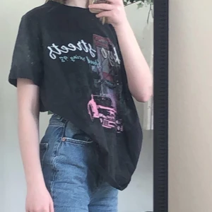 T-shirt från Ginatricot  - Jättefin t-shirt från Ginatricot i storlek L. Har använt ett fåtal gånger och den är i bra skick. Köpte för 129kr och säljer för 50kr ink frakt💖