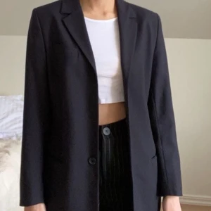 Svart kavaj - En lite oversized vintage kavaj, saknar två av tre knappar, därav priset. Det är dock inget jag tänkt på utan brukar ha den ändå.