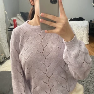 Stickad tröja - En fin stickadtröja med pastell lila färg. Använd några gånger. Köparen står för frakten💜